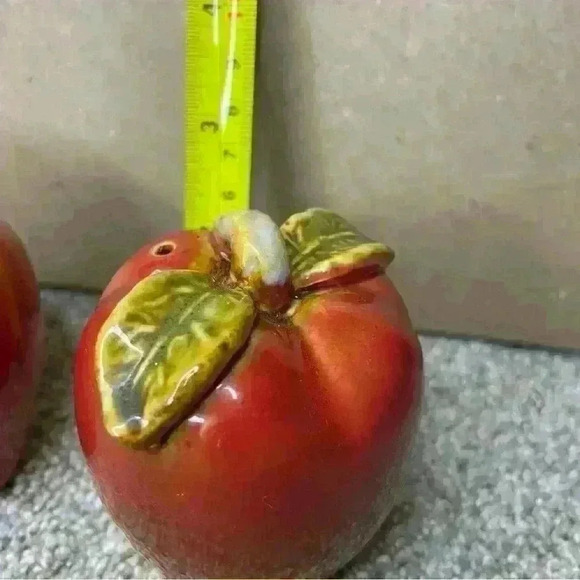 Vintage apple salt and pepper shakers Cottage Core - Picture 3 of 4